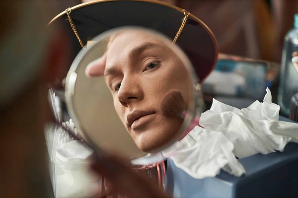 Comment intégrer des éléments de mode masculine dans une garde-robe féminine ?