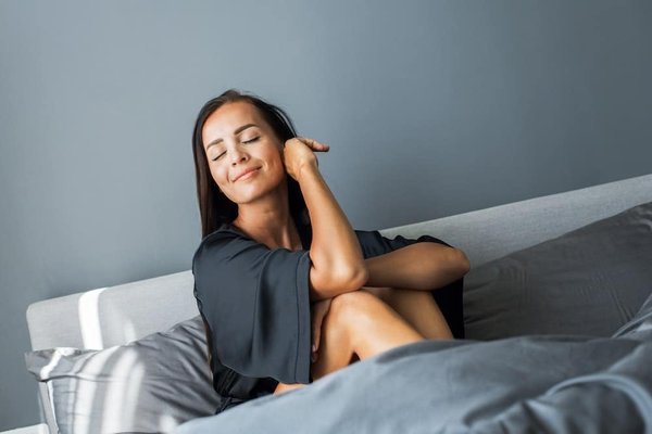 Comment harmoniser des pièces à motifs géométriques avec un style minimaliste ?