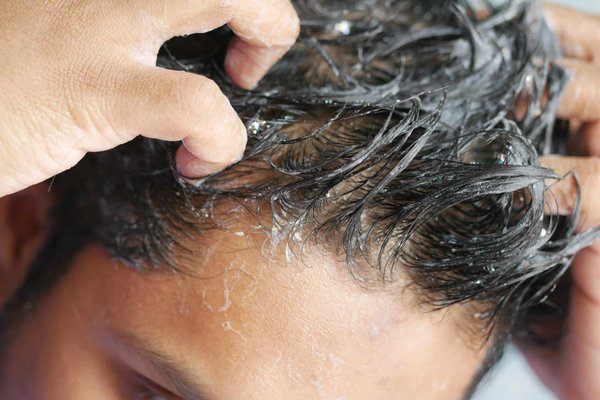 Shampoing pour homme : lequel choisir quand on a des cheveux fins ?