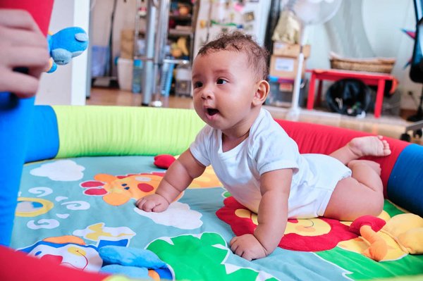 Guide d'achat : Comment choisir le tapis de sol parfait pour votre bébé ?